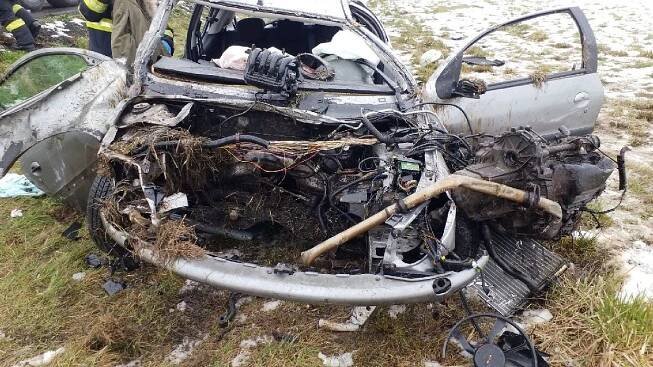 Auto na Chrudimsku rotovalo ze silnice, řidičku vyprošťovali