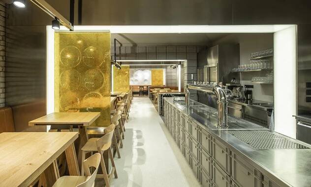 Na pražském Žižkově vyrostla restaurace Sou100 z šedých přepravek a zlatavého skla – DesignMag.cz