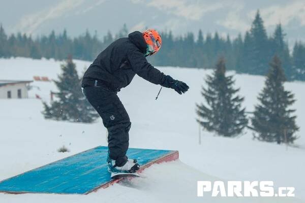 Reporty z kempů - návrhy snowparků a výroba snowboardových překážek