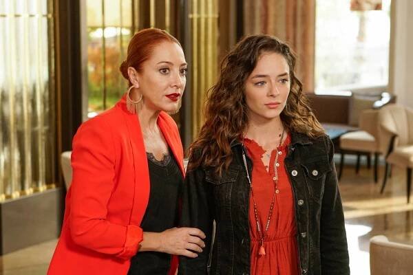 Elimi Bırakma - Episode 9 - Z filmu - Dolunay Soysert, Buse Meral
