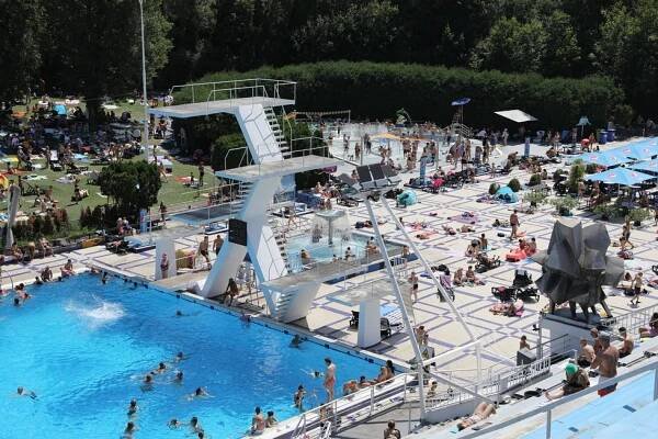 Kombinace tropů a bouřek potrápí Pražany. Metropoli sežehne vlna veder