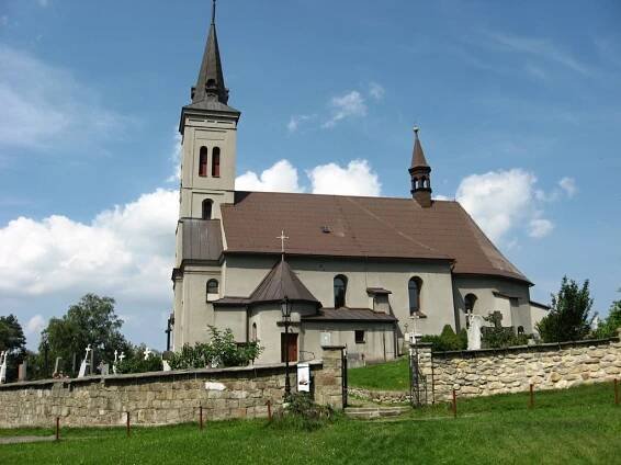 Před kostelem