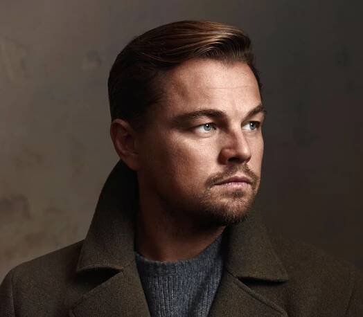 Leonardo Dicaprio Dalam Mantel Coklat Wallpaper