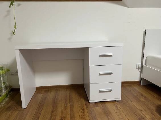 bílý psací stůl, jako nový, d 120, š 50, v 75 cm, cena 1500kč nebo dohodou - InzerceTrinec.cz