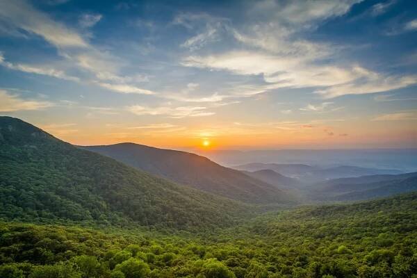 západ slunce nad údolím shenandoah a pohořím blue ridge z crescent rock, v národním parku shenandoah, virginie - virginie - stock snímky, obrázky a fotky