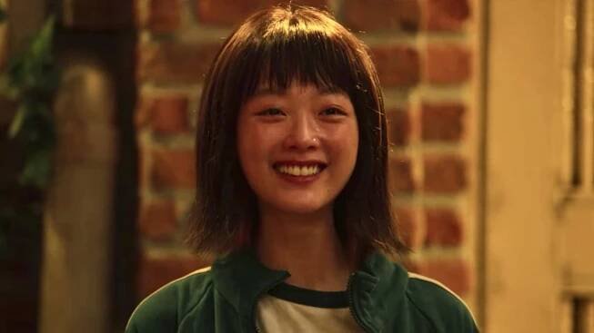Lee Yoo-mi smiling as Player 240 in Squid Game