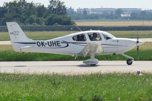Cirrus SR-22 - OK-UHE