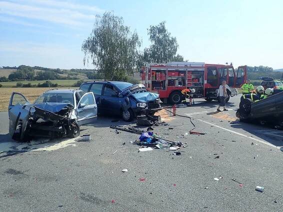 Jedno osobní vozidlo zůstalo po nehodě mezi obcemi Zborovice a Zdounky ležet v křižovatce na střeše | POŽÁRY.cz - ohnisko
