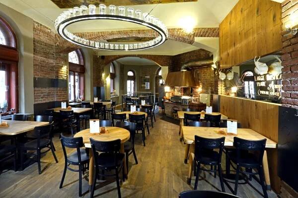 Tatarák nebo hermelín a pivo v restauraci Kozlovna v centru Prahy
