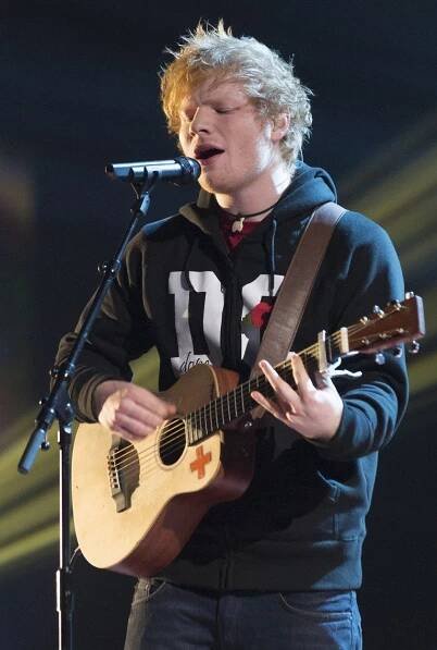 Slavný zpěvák Ed Sheeran zraněn! Srazilo ho auto!