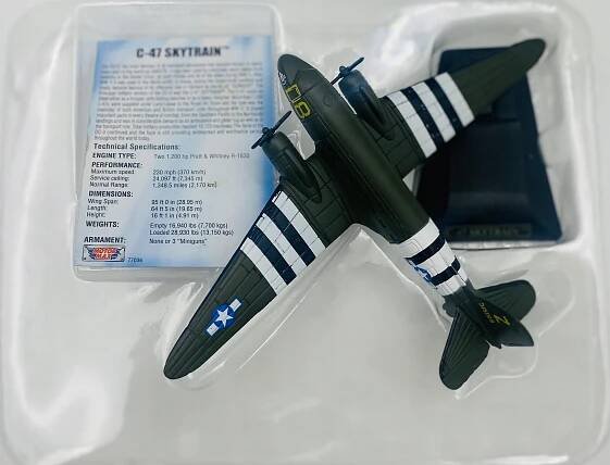 Letadlo Boeing C-47 Skytrain Dakota model podstavec METAL Motormax Váha výrobku včetně jednotkového obalu 0.3 kg