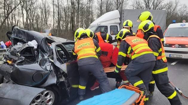 Hrozivá srážka vozidel v Karviné. Řidiče vyprošťovali hasiči, vrtulník v akci