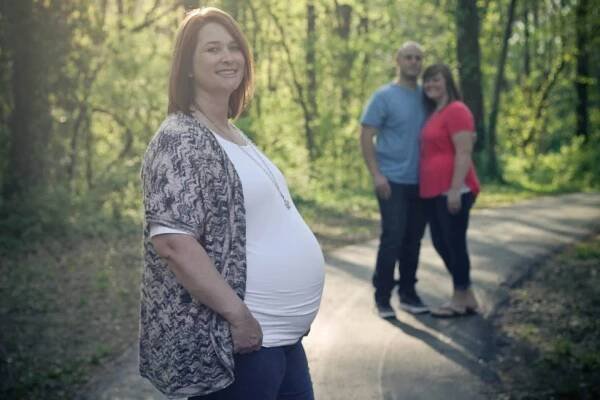 Kšeftování s dětmi či pomoc neplodným: Poslanci jednali o náhradním mateřství. Co padalo za návrhy?