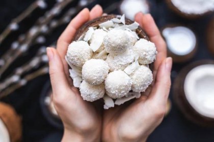 Oblíbené nepečené cukroví: Kokosové kuličky á la Raffaello