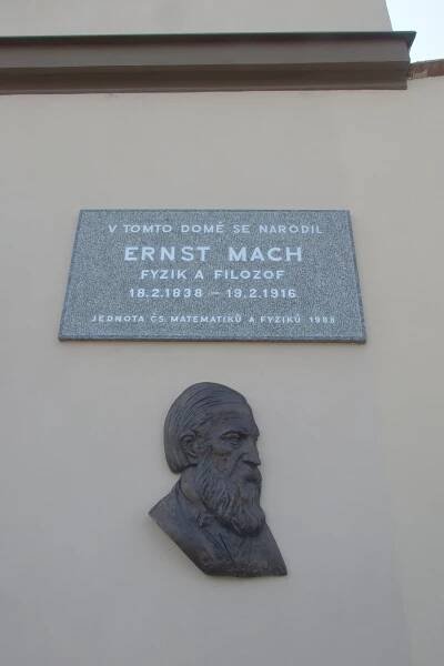 Soubor:Brno-Chrlice - pamětní deska na zdi zámku, upomínající na Ernsta Macha.jpg – Wikipedie