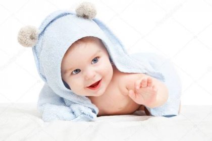 Stáhnout - Roztomilé dítě s ručníkem na bílém pozadí — Stock obrázek