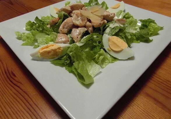 Kuřecí salát s caesar dresinkem - Blog Paleo Doupě