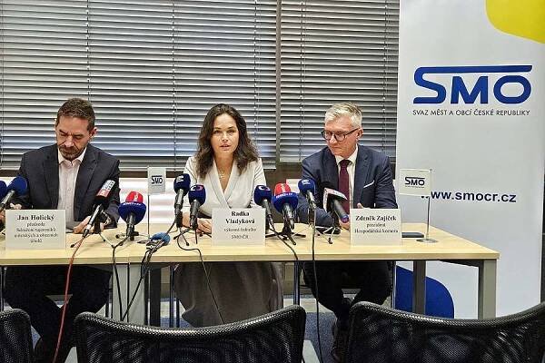 Referující na tiskové konferenci zleva – Jiří Holický, Radka Vladyková a Zdeněk Zajíček
