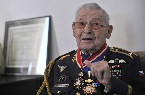 Ve 101 letech zemřel válečný veterán Gablech. Pilota RAF pronásledovali komunisté