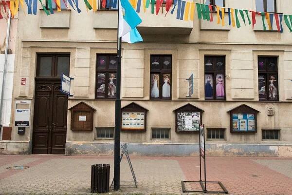 Svatební salon Diamond-půjčovna společenských a svatebních šatů foto 1