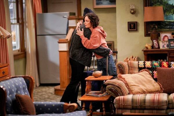 The Conners - Let's All Push Our Hands Together for The Stew Train and The Conners Furniture - Z filmu - Sara Gilbert