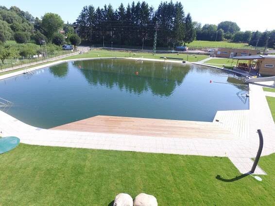 Přírodní koupaliště Divišov baví celou rodinu. Zdroj: Přírodní koupaliště Divišov, Městys Divišov