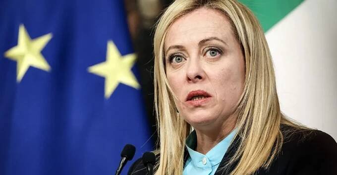 Meloniová vzdala hold zavražděnému Kirkovi. Ministr posílil její ochranu - Echo24.cz