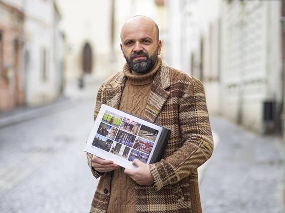 Výstava Vinobraní očima Zdeňka Dvořáka se vrací do Hradní ulice ve Znojmě