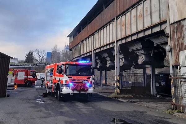 V Liberci hořelo v areálu uhelných skladů. Hasiči požár rychle zlikvidovali