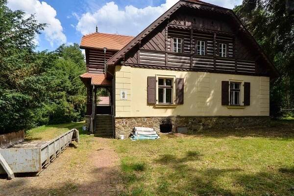 Hájenka jako nová: Památkově chráněná lesovna Zábělá se opravuje