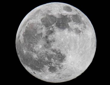 Měsíčním kráterům jasně dominují muži. Umělkyně začala zkoumat jména a nestačila se divit