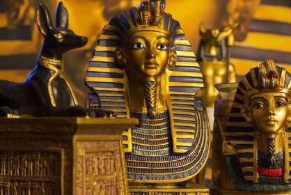 Zátiší soch krále faraóna tutanchamona tutanchamona a mytologie šakala anubise inpu anup — Stock obrázek