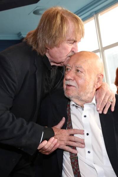 Obří mejdan »90« kapelníka Hybše: Doma invalida, ale tady..., dobírala si ho manželka