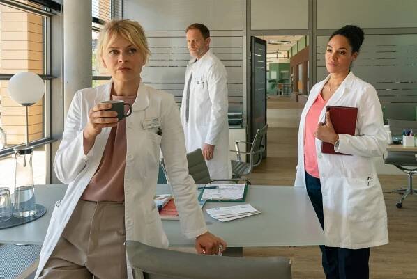 In aller Freundschaft - Alles für ein Kind - Z filmu - Isabell Gerschke, Julian Weigend, Vanessa Rottenburg