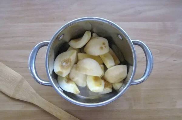 A naplň quince cukrem s vodou. — Stock obrázek