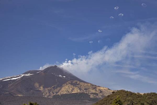 Sicilská sopka Etna vypouštěla vzácné kouřové kroužky