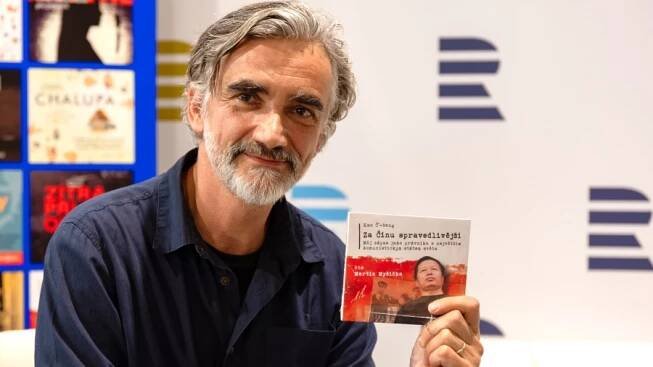 „Tuhle knížku by si měli poslechnout všichni, kdo s Čínou pracují, na všech úrovních,“ říká herec Martin Myšička o knize Za Čínu spravedlivější. (Se svolením Radioservisu)