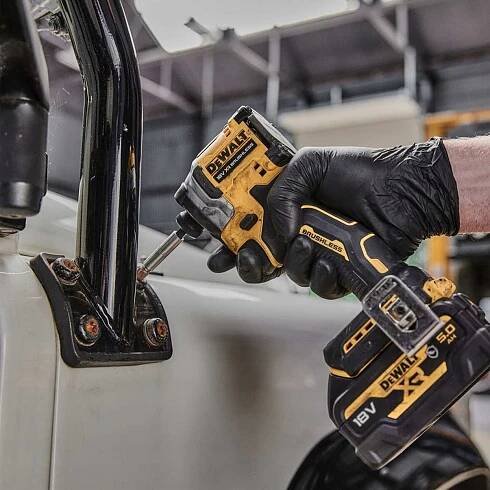 DeWALT Bezkartáčový skrutkovač 18V XR 1/4" 206 Nm body DCF850N Maximálny krútiaci moment – mäkké skrutkovanie 206 Nm