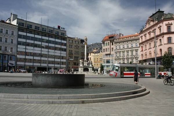 Soubor:Náměstí Svobody, Brno - kašna a morový sloup.jpg