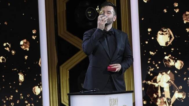 Česko zná nástupce Karla Gotta! Marek Ztracený ovládl Slavíka. Cenu mu předala dojatá Ivana Gottová - Super.cz
