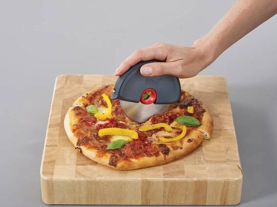 Kráječ na pizzu Joseph Joseph Disc