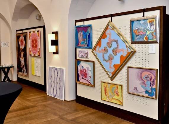 Hotel Augustine představil výstavu Colours of Women umělkyně Heleny Leisztner
