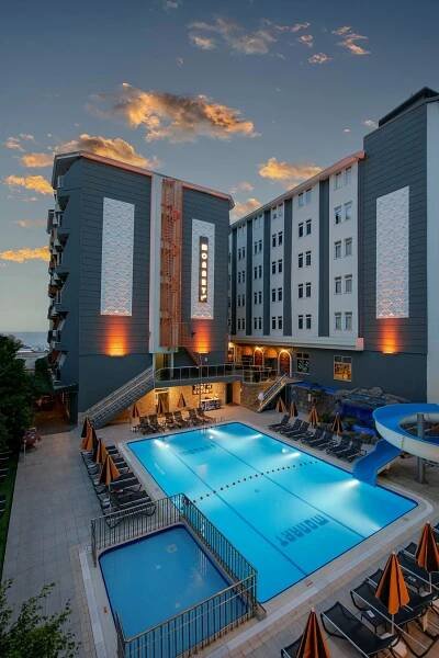 Bazén v ubytovaní Monart City Hotel - All Inclusive Plus alebo v jeho blízkosti
