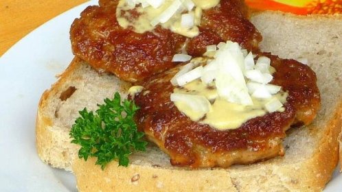 Recept na vepřenky s cibulí: Jaké maso je na ně nejlepší a trik, aby se nerozpadaly