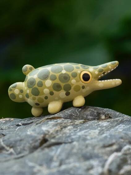 spotted gar 🐟 i really enjoyed making these, i think i might make them in different color variation as well! 
.
#gar #garfish #spottedgar #fimoprofessional #polymerclay #sculpture