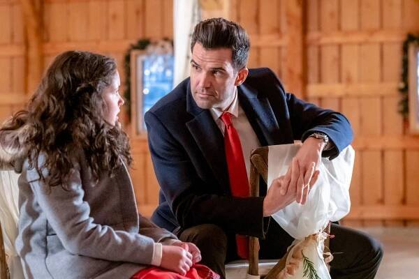 Lina Renna, Benjamin Ayres in 'A Blue Ridge Mountain Christmas'