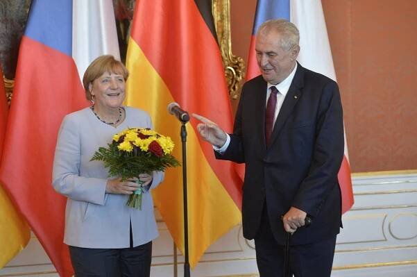 Merkelová v Česku neuspěla, píší Němci. S uprchlíky zůstává v izolaci