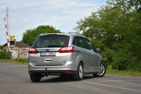 Ojetý Ford Grand C-Max je dostupná cesta k praktickému MPV. Hrozivé pověsti některých motorů nevěřte