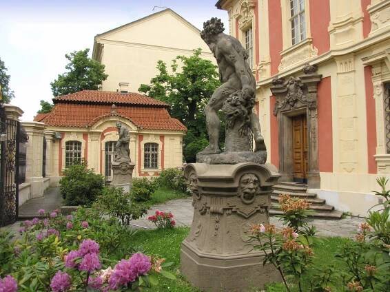 Fotografie - Michnův letohrádek_ulice Ke Karlovu - 02.06.2016