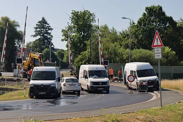 Uzavřeno, objížďka. Chodovou Planou neprojedete, opravují zde železniční přejezd